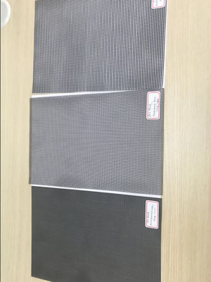 500D X 500D 9x13 प्रबलित पीवीसी लेपित पॉलिएस्टर मेष ब्लैक मेष आउटडोर बाड़ के लिए